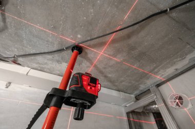 Ölçüm yenileme sırasında lazer. Ve inşaat araçları. Kırmızı lazer ışık satır düzey ölçü birimi.