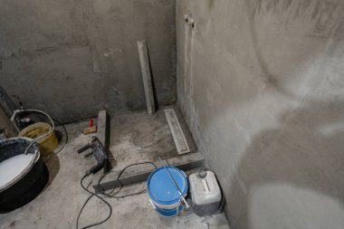 Duş kabininin temeli. Bitirme işi sırasında banyo. Duvara ve zemine fayans döşenmesi. Ev yenileme, banyoda yıkılması.