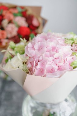 hassas, pastel renkli karışık çiçekler küçük güzel buket. Çiçekli dükkan konsepti. Güzel taze kesilmiş buket. Çiçekler teslim