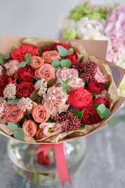 Μικρό όμορφο μπουκέτο ανάμεικτα λουλούδια. Ιδέα του μαγαζιού με τα λουλούδια. Όμορφη φρέσκια ανθοδέσμη. Παράδοση λουλουδιών — Φωτογραφία Αρχείου