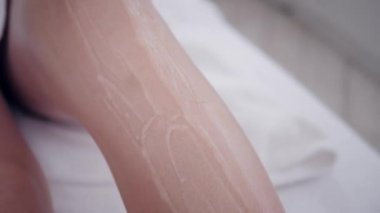 Yakın çekim jel uygulayın. Doktor kozmetolojist prosedürü genç bir kız esmer yapar. Lazer epilasyon ve kozmetoloji. Bayan ların bacaklarında epilasyon. kozmetik güzellik spa kliniğinde.