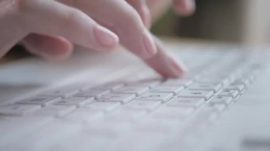Genç bir kadın klavyede yazı yazıyor, sohbet ediyor, blog yazıyor. Modern çalışma ağları üzerinde serbest çalışan bir yazar. Başarılı insanlar, rahat bir kafede iş adamı. Yüksek Büyük Pencereler