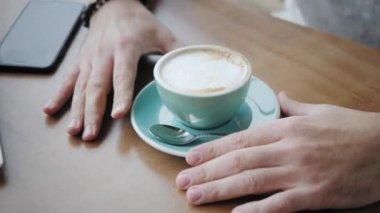 Genç adam bir fincandan kahve içme. Freelancer iş modern coworking netbook üzerinde. Programcı uzak iş. Başarılı insanlar, işadamı rahat kafede. Yüksek büyük pencereler