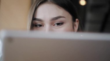 Tablet bilgisayarında yazan, sohbet eden, blog yazan genç bir kadın. Kafe Modern İş Arkadaşlığı 'nda serbest çalışan biri. Başarılı insanlar, rahat bir kafede iş adamı. Yüksek Büyük Pencereler