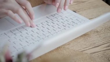 Genç bir kadın klavyede yazı yazıyor, sohbet ediyor, blog yazıyor. Modern çalışma ağları üzerinde serbest çalışan bir yazar. Başarılı insanlar, rahat bir kafede iş adamı. Yüksek Büyük Pencereler