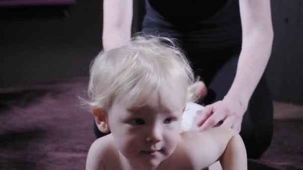 Baby masáž. Matka nebo terapeut dělá masáž na své dítě doma. Zdravotnictví a medicína koncepce. Plavovlasý chlapec — Stock video