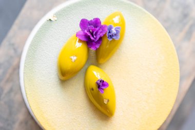 Sarı velour ile kaplı mus tatlısı. Modern Avrupa pastası. Tatlı tatlı ve çay partisi. Fransız mutfağı. Çiçekler teması. Kopyalama alanı