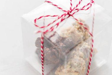 Çikolata ve fındık ile Kayalar. Noel teması. Sağlıklı tatlı tatlı atıştırmalık. Fındık, meyve, çikolata ve çilek ile Granola bar.