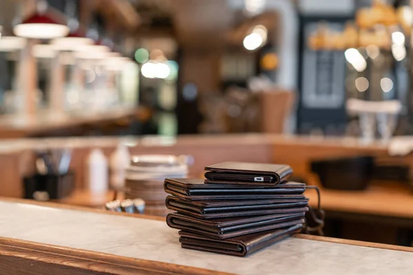 Muchas tabletas de teléfonos inteligentes con menú electrónico o factura en el restaurante, con publicidad incorporada. Moderna tehnología café omfortable  . — Foto de Stock