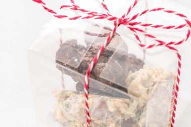 Çikolata ve fındık ile Kayalar. Noel teması. Sağlıklı tatlı tatlı atıştırmalık. Fındık, meyve, çikolata ve çilek ile Granola bar.