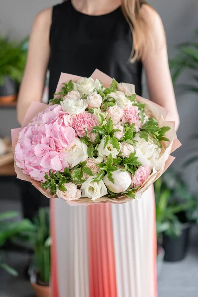 Bellissimo bouquet di fiori misti in mano donna. Concetto negozio floreale. Bel bouquet fresco. Consegna fiori — Foto Stock