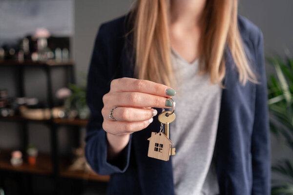 Концепция аренды квартиры. Ключи от дома в женских руках. Молодая женщина. Современный светлый вестибюль. Недвижимость, истерика, переезд домой или аренда недвижимости
.