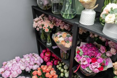 Farklı renkte çiçekli vazolar, çiçekçi dükkanı. Güzel bahar buketleri. - Evet. Küçük bir aile şirketi. Çiçekçilik. Boşluğu kopyala