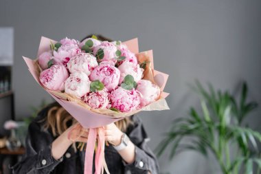 Kadın elinde pembe şakayık. Katalog veya online mağaza için güzel şakayık çiçek. Çiçek dükkanı konsepti . Güzel taze kesme buketi. Çiçek teslimatı