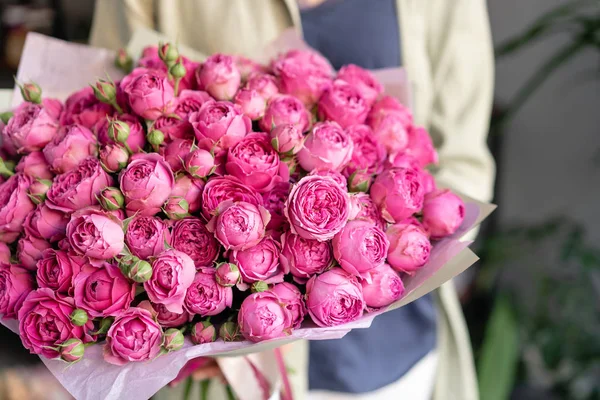 Fiori colore rosa, rose peonia, bolle nebbiose. Bellissimi mazzi di fiori in mano donna. Concetto negozio floreale. Consegna fiori — Foto Stock