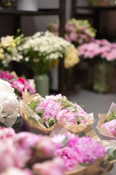 Pequeña empresa familiar. Las flores en el refrigerador de la florería. Profesión florista. Ramo de verano. Entrega de flores — Foto de Stock