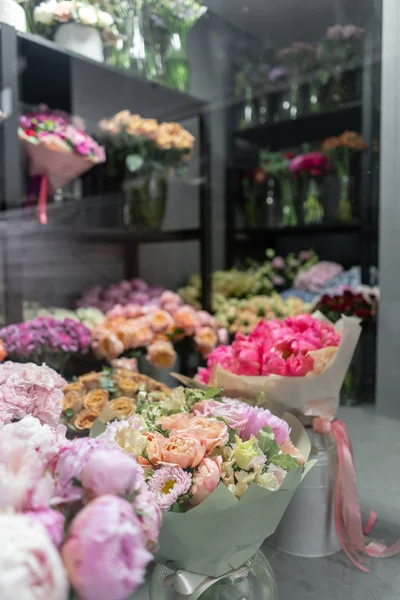 Jarrones con flores de diferentes colores, tienda de flores escaparate. Hermosos ramos de primavera. .. Pequeña empresa familiar. Florista de trabajo. espacio de copia — Foto de Stock