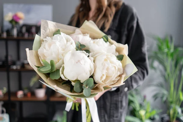 White peonies in womans hands. Beautiful fresh peony flower for catalog or online store. Floral shop concept. Flowers delivery — Stock Photo, Image