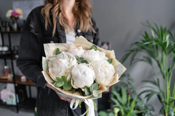 Peonías blancas en manos de mujeres. Hermosa flor de peonía fresca para catálogo o tienda en línea. Concepto de tienda floral. Entrega de flores — Foto de Stock