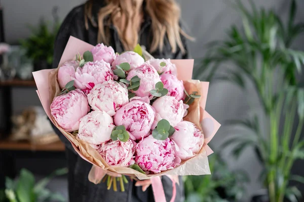 여자의 손에 핑크 모란. 카탈로그 또는 온라인 상점에 대한 아름다운 모란 꽃. 꽃 가게 컨셉. 아름 다운 신선한 컷 꽃다발입니다. 꽃 배달 — 스톡 사진