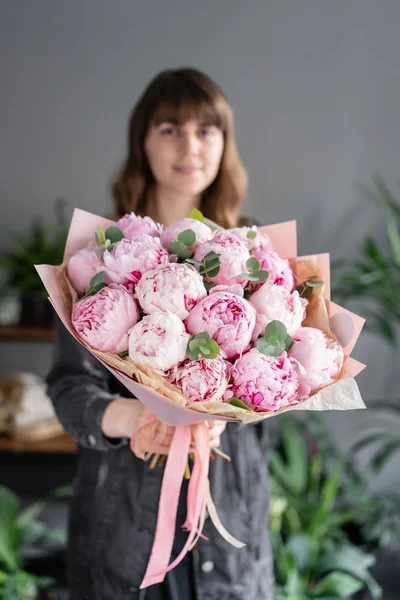Peonías rosadas en manos de mujeres. Hermosa flor de peonía para catálogo o tienda en línea. Concepto de tienda floral. Entrega de flores — Foto de Stock