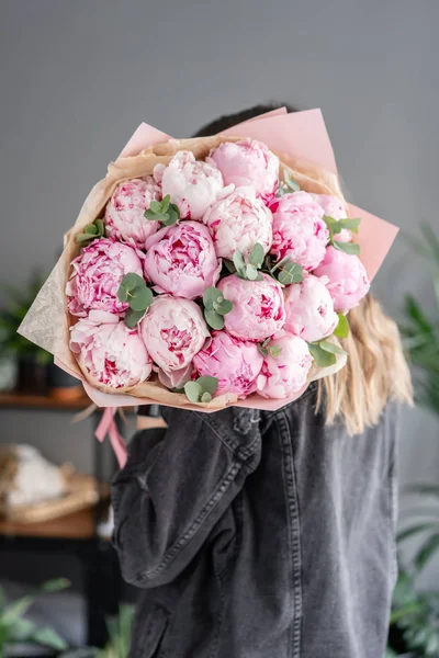 Pink peonies in womans hands. Beautiful peony flower for catalog or online store. Floral shop concept . Beautiful fresh cut bouquet. Flowers delivery — Stock Photo, Image