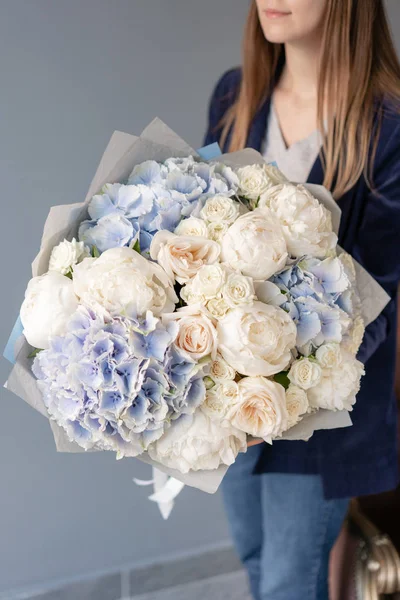 Peonías blancas y hortensia azul. Hermoso ramo de flores mixtas en mano de mujer. Concepto de tienda floral. Bonito ramo fresco. Entrega de flores — Foto de Stock