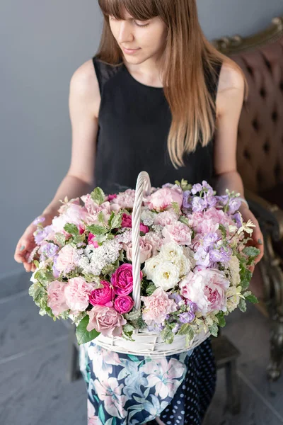 Arrangement de fleurs dans le panier en osier. Beau bouquet de fleurs mixtes à la main de la femme. Concept de boutique florale. Beau bouquet frais. Livraison de Fleurs — Photo