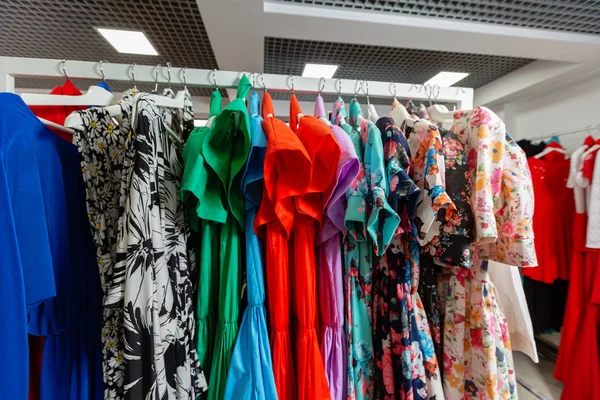 Коктейльное платье. Одежда на вешалке в современном бутике. Яркие разноцветные ткани. Концепция покупок . — стоковое фото