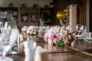 Düğün Ziyafeti ya da gala yemeği. Misafirler için sandalye ve masa, çatal bıçak takımı ve tabak ile servis.