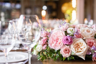 Düğün Ziyafeti ya da gala yemeği. Misafirler için sandalye ve masa, çatal bıçak takımı ve tabak ile servis.