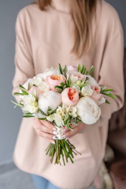 Beyaz lı gelin buketi. Kadın elinde karışık çiçek güzel buket. Çiçek dükkanı konsepti . Yakışıklı taze buket. Çiçek teslimatı