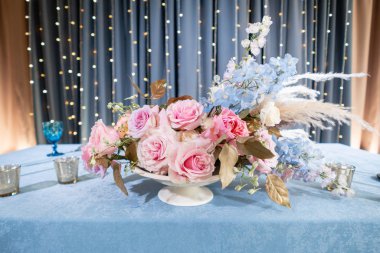 lüks yemek ziyafet restoranda. Güzel ve zarif dekorasyon düğün kutlama. Bej pembe masa örtüsü, tabak ve şamdanlar mumlar ile ziyafet hizmet tablo.