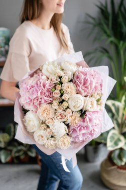 Beyaz şakayık ve pembe ortanca. Kadın elinde karışık çiçek güzel buket. Çiçek dükkanı konsepti . Yakışıklı taze buket. Çiçek teslimatı. Kırmızı ve pembe renk.