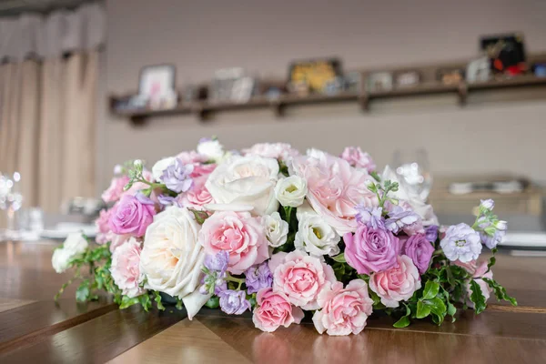 Banquet de mariage ou dîner de gala. Les chaises et la table pour les invités, servis avec couverts et vaisselle . — Photo