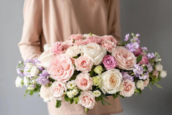 Beau bouquet de fleurs mixtes à la main de la femme. Concept de boutique florale. Beau bouquet frais. Livraison de Fleurs — Photo