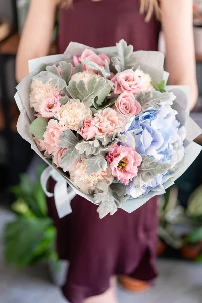 Beautiful bouquet of mixed flowers in woman hand. Floral shop concept . Handsome fresh bouquet. Flowers delivery. — Stock Photo, Image