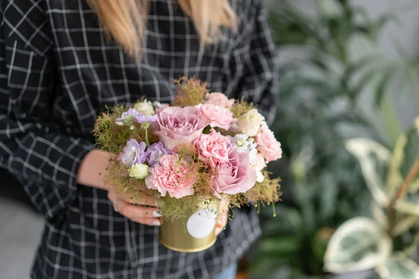Hermoso ramo de flores mixtas en mano de mujer. Concepto de tienda floral. Bonito ramo fresco. Entrega de flores. — Foto de Stock