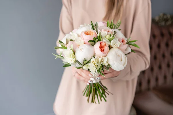 흰색 신부 꽃다발. 여자의 손에 혼합 꽃의 아름다운 꽃다발. 꽃 가게 컨셉. 잘 생긴 신선한 꽃다발. 꽃 배달 — 스톡 사진