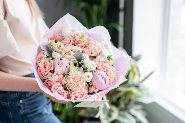 Pink peonies. Beautiful bouquet of mixed flowers in woman hand. Floral shop concept . Handsome fresh bouquet. Flowers delivery. Red and pink color. — Stock Photo, Image