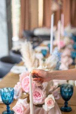 Mumlar ön planda. Restoranda lüks akşam yemeği Ziyafeti. Düğün kutlaması güzel ve zarif dekorasyon.