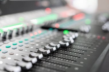Karıştırıcı denetimi ses aygıtı için müzik karıştırıcı ekolayzer konsol. Ses teknisyeni ses karıştırıcısı equalizer denetimi. Radyo ve Tv yayını için mastering.