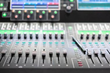 Karıştırıcı denetimi ses aygıtı için müzik karıştırıcı ekolayzer konsol. Ses teknisyeni ses karıştırıcısı equalizer denetimi. Radyo ve Tv yayını için mastering.