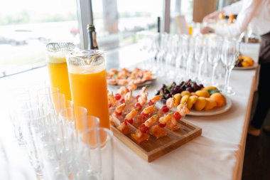 Cam banka limonata ile dilimlenmiş narenciye meyve büfesi masada. Yaz Partisi açık. Detoks.