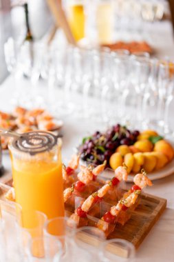 Lezzetli karides ve dilimlenmiş domates. Lezzetli büfe masası. Catering konsepti