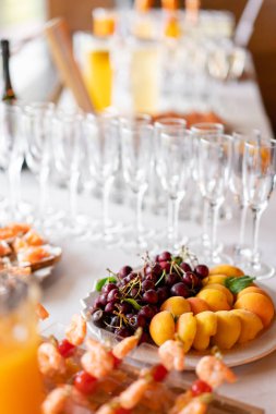Taze meyve tabağı büfede iş veya düğün olay mekanı. Self servis veya yiyebildiğin kadar - kiraz, nektarin, üzüm ve ananas. Soğuk içecek ve aperatifler ve sofra ile tablo