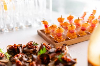 Lezzetli karides ve dilimlenmiş domates. Lezzetli büfe masası. Catering konsepti