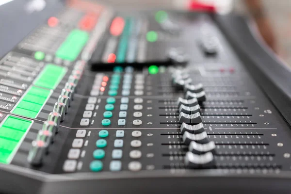Ajustadores de frecuencia y botones rojos de una consola de mezcla. Se utiliza para modificaciones de señales de audio para lograr la salida deseada. Aplicado en estudios de grabación, radiodifusión, televisión . — Foto de Stock