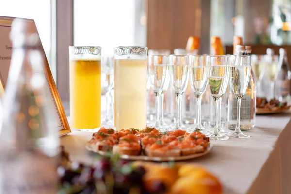 Banco de cristal de limonada con cítricos en rodajas sobre una mesa buffet. Fiesta de verano al aire libre. Desintoxicación . —  Fotos de Stock