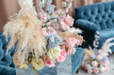 Çiçek aranjmanı. Düğün kutlama güzel ve zarif dekorasyon. Mavi kanepe, restoranda lüks akşam yemeği Ziyafet.